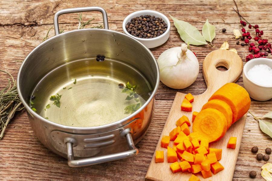 Jak osiągnąć smak i konsystencję idealnego kurczaka w rosole